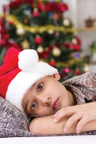 Infelice ragazzo alla vigilia di Natale — Foto Stock
