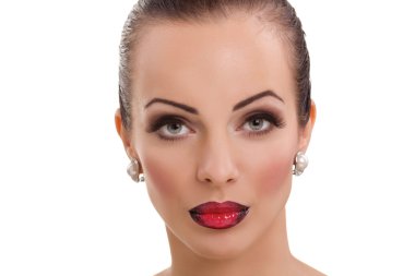 parlak kırmızı dudaklar ve Kuyumculuk kılığında kadın ile