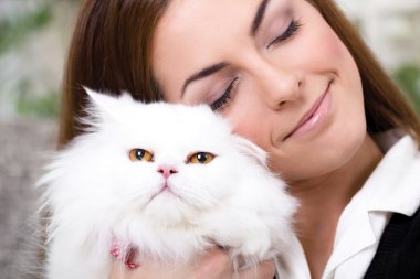 Farsça kedi tutan güzel genç kadın