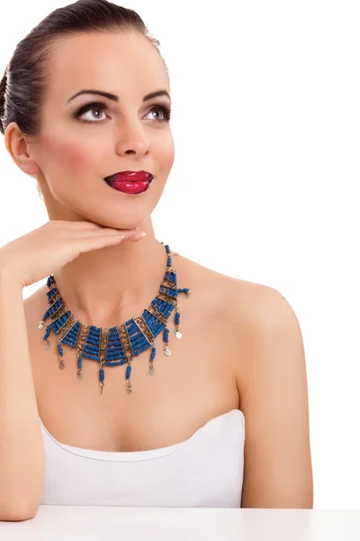 Schöne Frau trägt blaue Halskette — Stockfoto