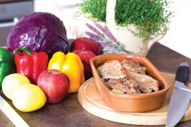 hazırlanan yemekler, taze meyve ve sebze mutfakta