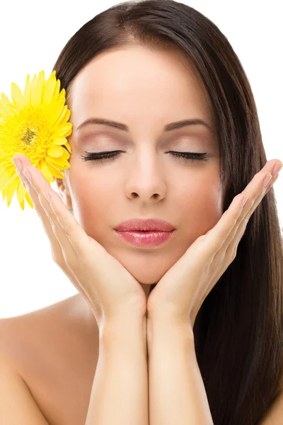 Beautifu jovem mulher com flores amarelas no cabelo — Fotografia de Stock