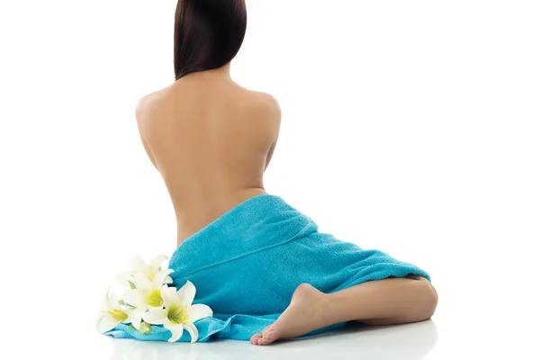 Bella donna con asciugamani spa blu su bianco — Foto Stock