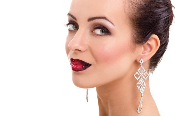 красивая молодая женщина позирует, изолированные на белой студии съемки
