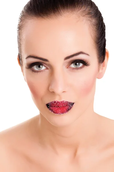 Lábios vermelhos da mulher revestidos com açúcar espalhado — Fotografia de Stock