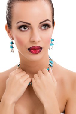 onun boynuna mavi bir kolye ile güzel kız