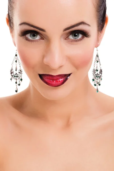 Schönes Frauenporträt mit rotem Lippenstift und Schmuck — Stockfoto