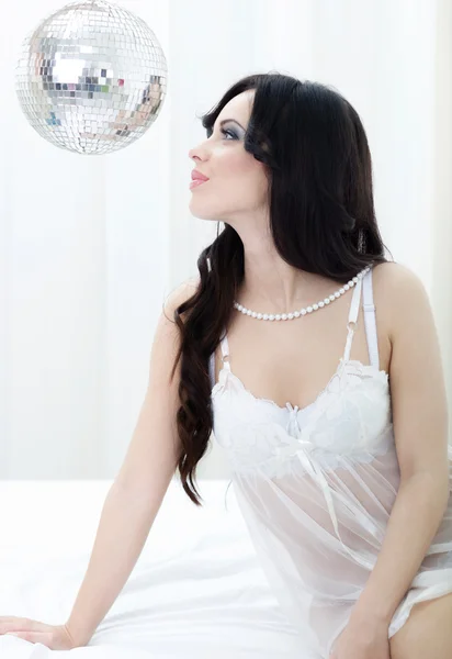 Bella donna con disco ball — Foto Stock