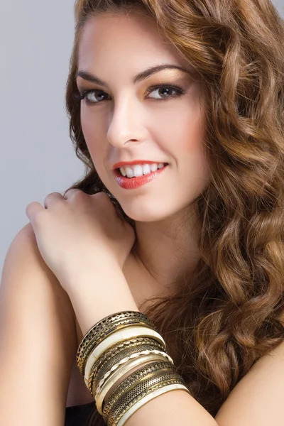 Krásná bruneta model s dlouhými vlasy portrét, make-up concep — Stock fotografie