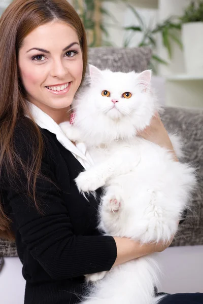 Jovem segurando um gato persa — Fotografia de Stock