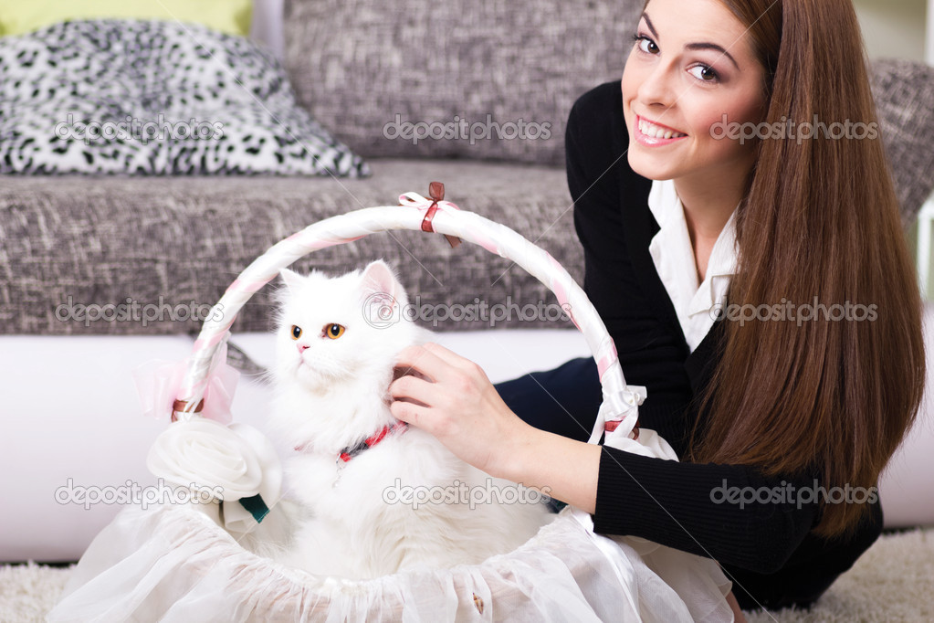 Beautiful young woman and persian white cat at home — Stock Photo