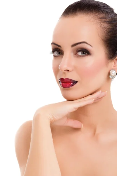 Красива молода жінка позує з яскраво-червоними губами — стокове фото