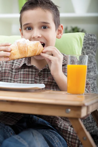 吃早餐的年轻男孩 — 图库照片