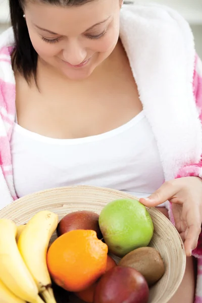 果物を食べる妊娠中の女性 — ストック写真