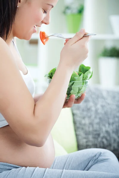 Frisk gravid kvinna äta grönsakssallad — Stockfoto