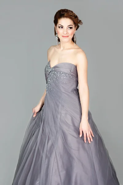 Hermosa novia elegante en el vestido de novia gris posando —  Fotos de Stock