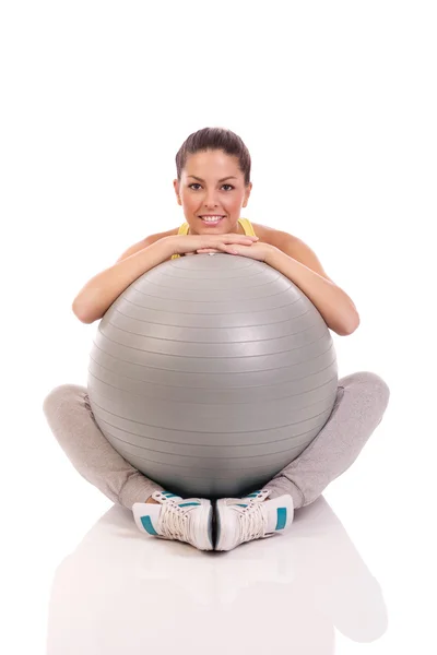 Mulher atraente exercitando com bola de exercício — Fotografia de Stock