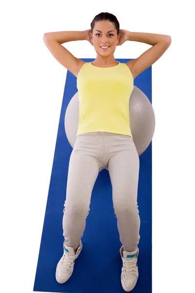 Attraktive Frau trainiert mit Gymnastikball — Stockfoto