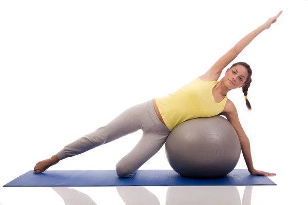 Attraktive Frau trainiert mit Gymnastikball — Stockfoto