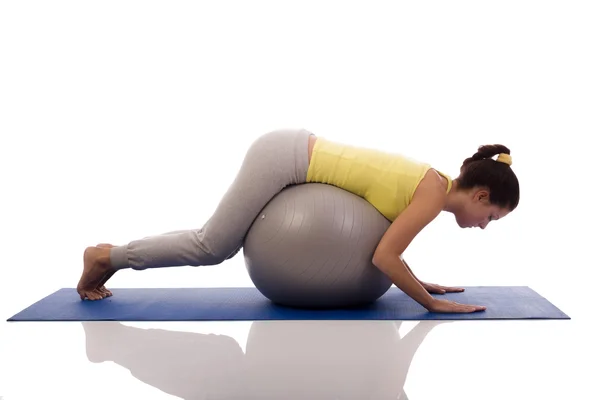 Attraktive Frau trainiert mit Gymnastikball — Stockfoto