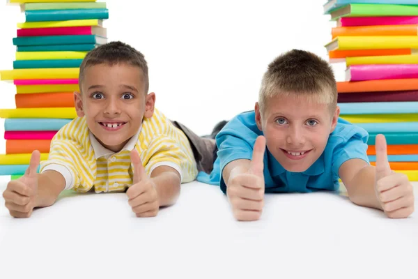 Dos chicos con libros — Foto de Stock