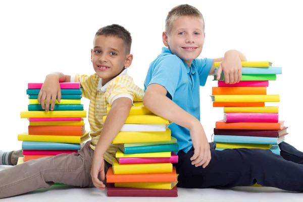 Två leende pojkar med böcker — Stockfoto