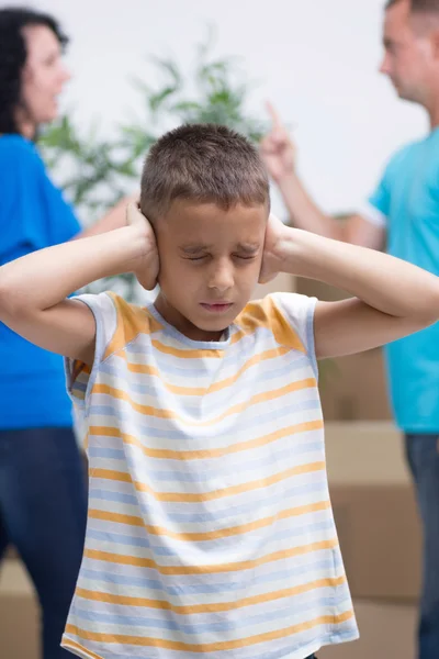 Petit garçon il ne peut pas écouter les parents argumenter — Photo