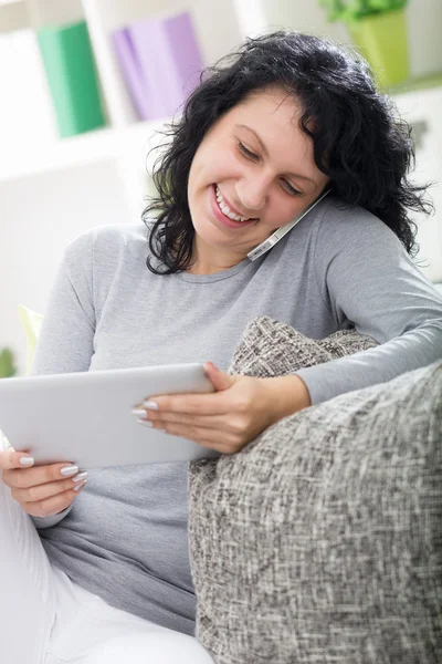 Mladá žena v domácnosti pomocí digitálních tabletu — Stock fotografie