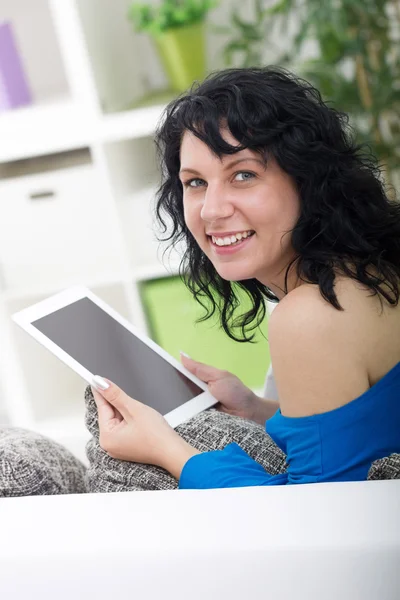 Güzel kadın gülüyor ve onun el dijital tablet tutar — Stok fotoğraf
