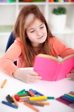 sevimli küçük Kızıl saçlı kız kitap okuma