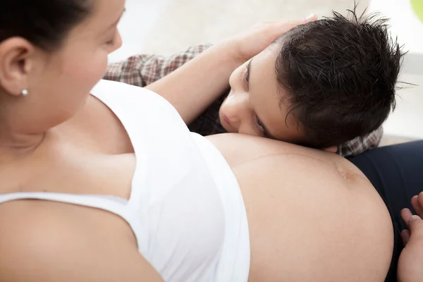 Little boy and his pregnant mother spend time together — Stock Photo, Image