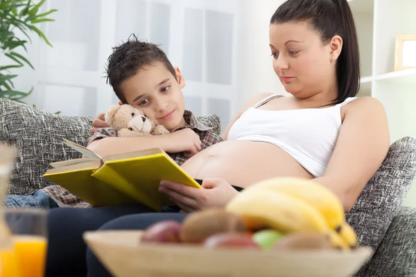 怀孕的母亲阅读书的孩子 — 图库照片