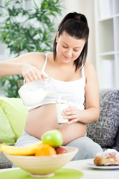 Junge Schwangere und ein gesundes Leben — Stockfoto