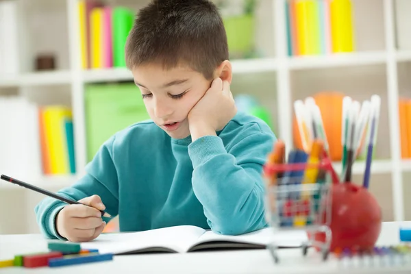 Niño en casa estudiando — Foto de Stock