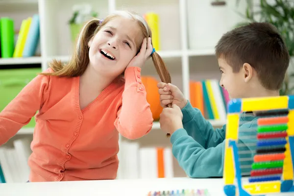 Irmão e irmãs tendo uma discussão e ficando sagacidade física — Fotografia de Stock