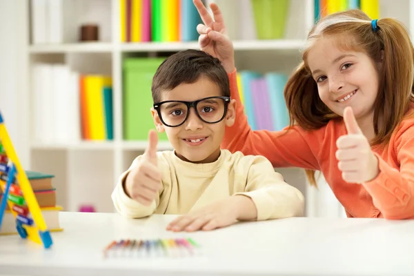 Yngre bror och syster lärande hemma, roliga idé — Stockfoto