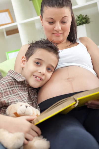 Беременная мать проводит время с ребенком — стоковое фото