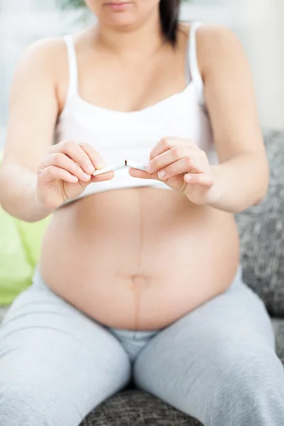 Pregnant woman a cigarette break and stop smoking — Stock Photo, Image