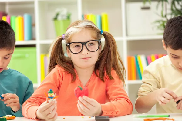 Kinderspel met klei thuis — Stockfoto