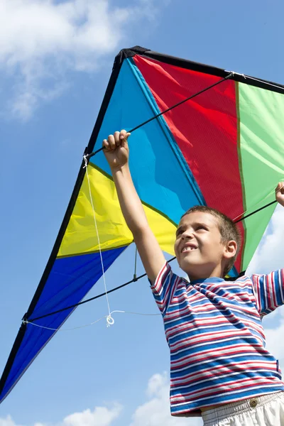小男孩飞进蓝蓝的天空的一只风筝 — 图库照片