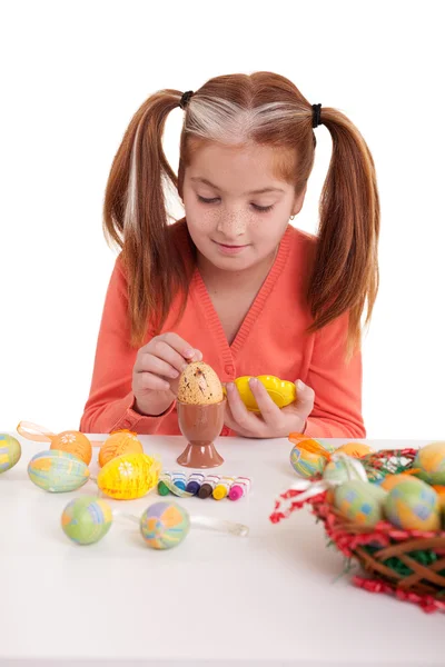 Paskalya yumurtaları boyayan küçük kız — Stok fotoğraf