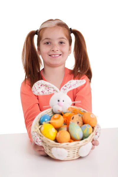 Frumoasă fetiță cu părul roșu cu cozi care țin Paștele, de exemplu — Fotografie, imagine de stoc