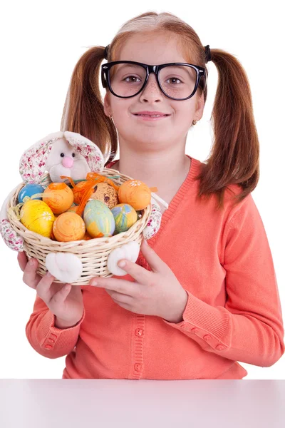 Portrét holčička s brýlemi drží košík velikonoční vajíčko — Stock fotografie