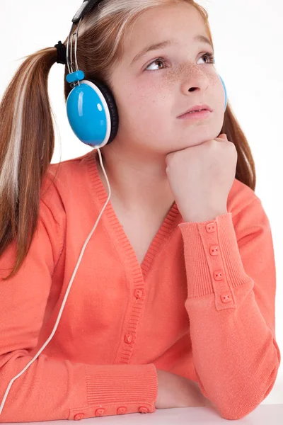 Joven chica está escuchando música — Foto de Stock