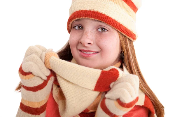 Улыбающаяся девушка в зимней одежде — стоковое фото