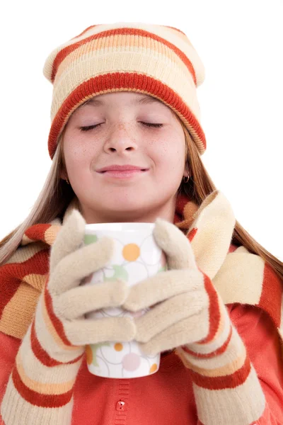 Lachende meisje in winterkleren houden kopje thee — Stockfoto