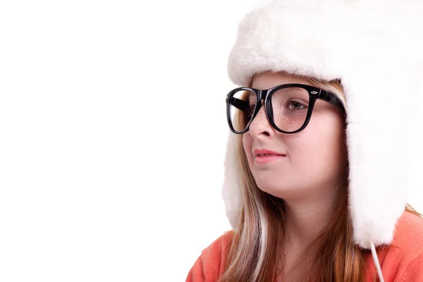 Roztomilá holčička s brýlemi v teple bílý klobouk — Stock fotografie