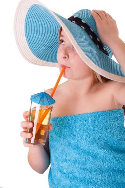 Klein meisje in blauwe zomer hoed drinken van SAP — Stockfoto