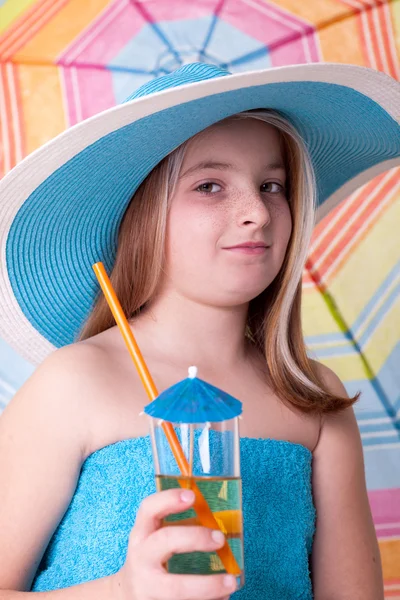 Kleines Mädchen mit blauem Sommerhut trinkt Saft — Stockfoto