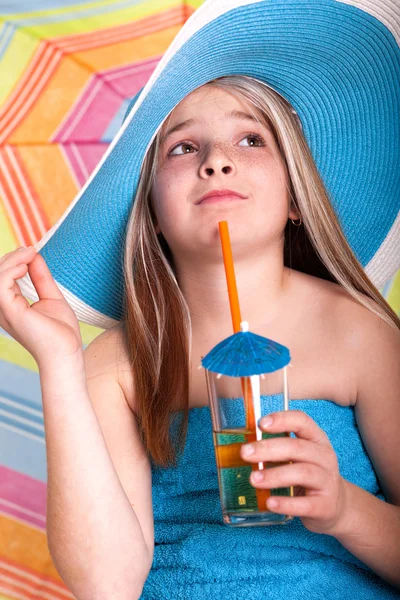 Beautiful little girl in summer hat drinking juice — Stock Photo, Image
